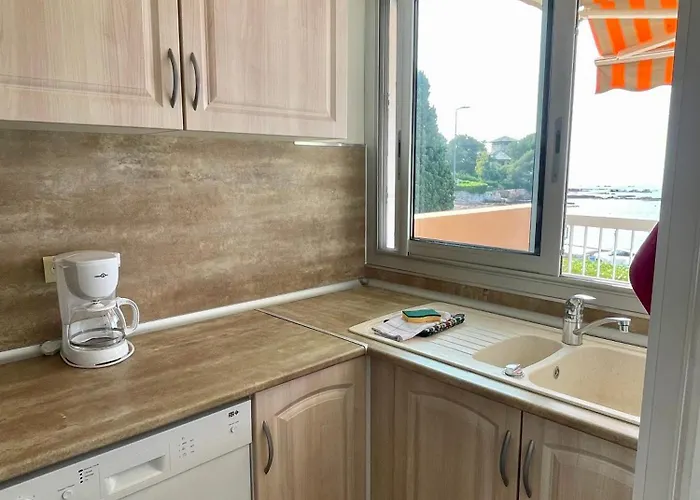 4 Pers Front De - 10m De La *